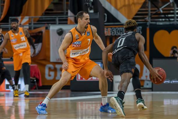 了他对内线 了他对内线